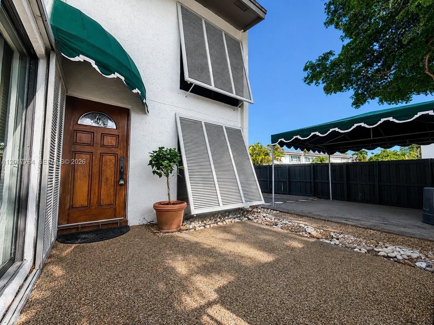 SNAPPER CREEK TOWNHOUSES - Residential