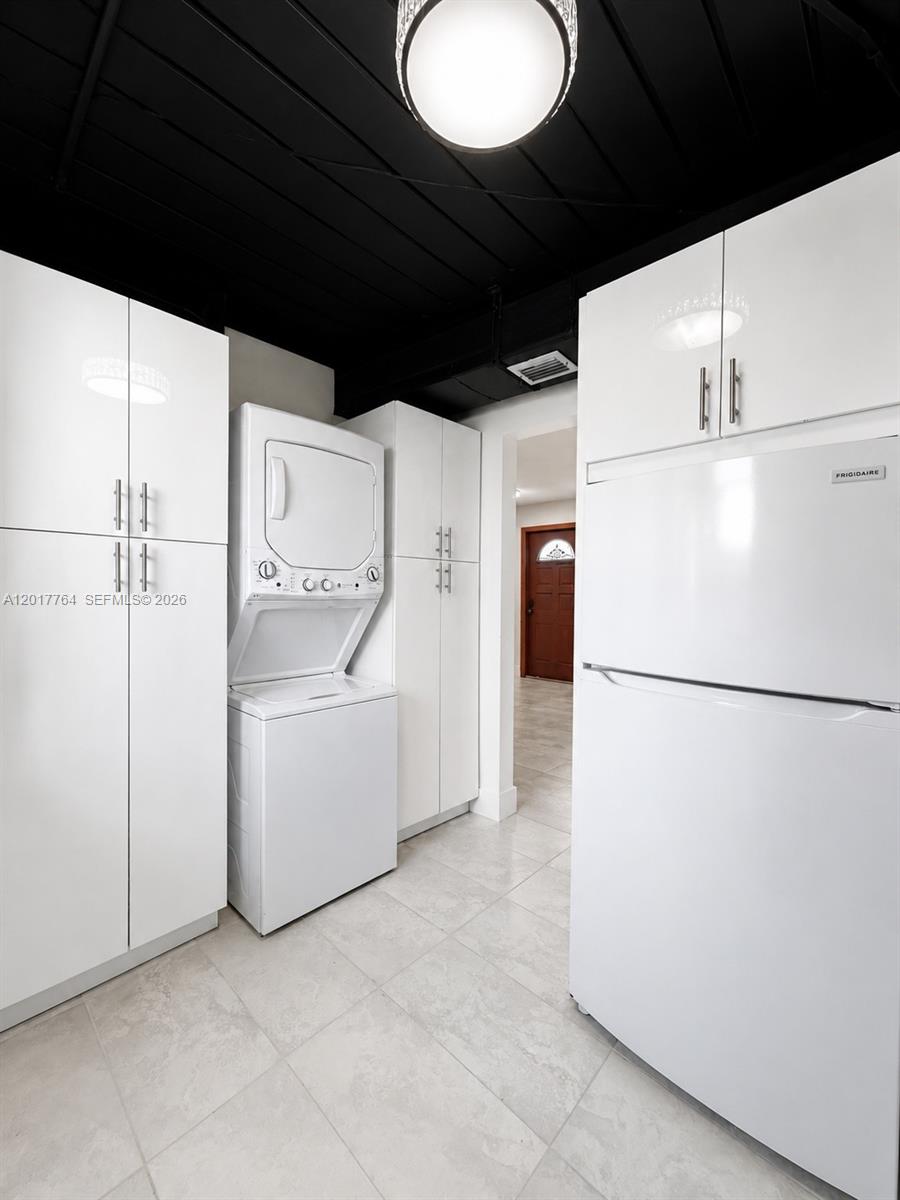 SNAPPER CREEK TOWNHOUSES - Residential
