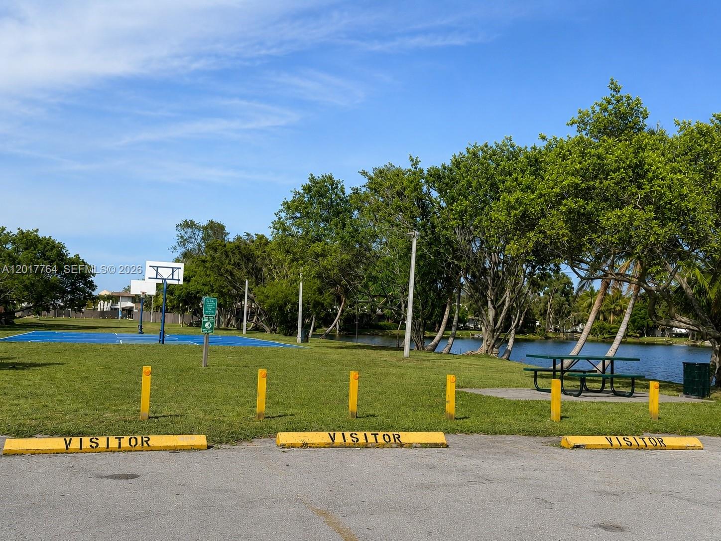 SNAPPER CREEK TOWNHOUSES - Residential