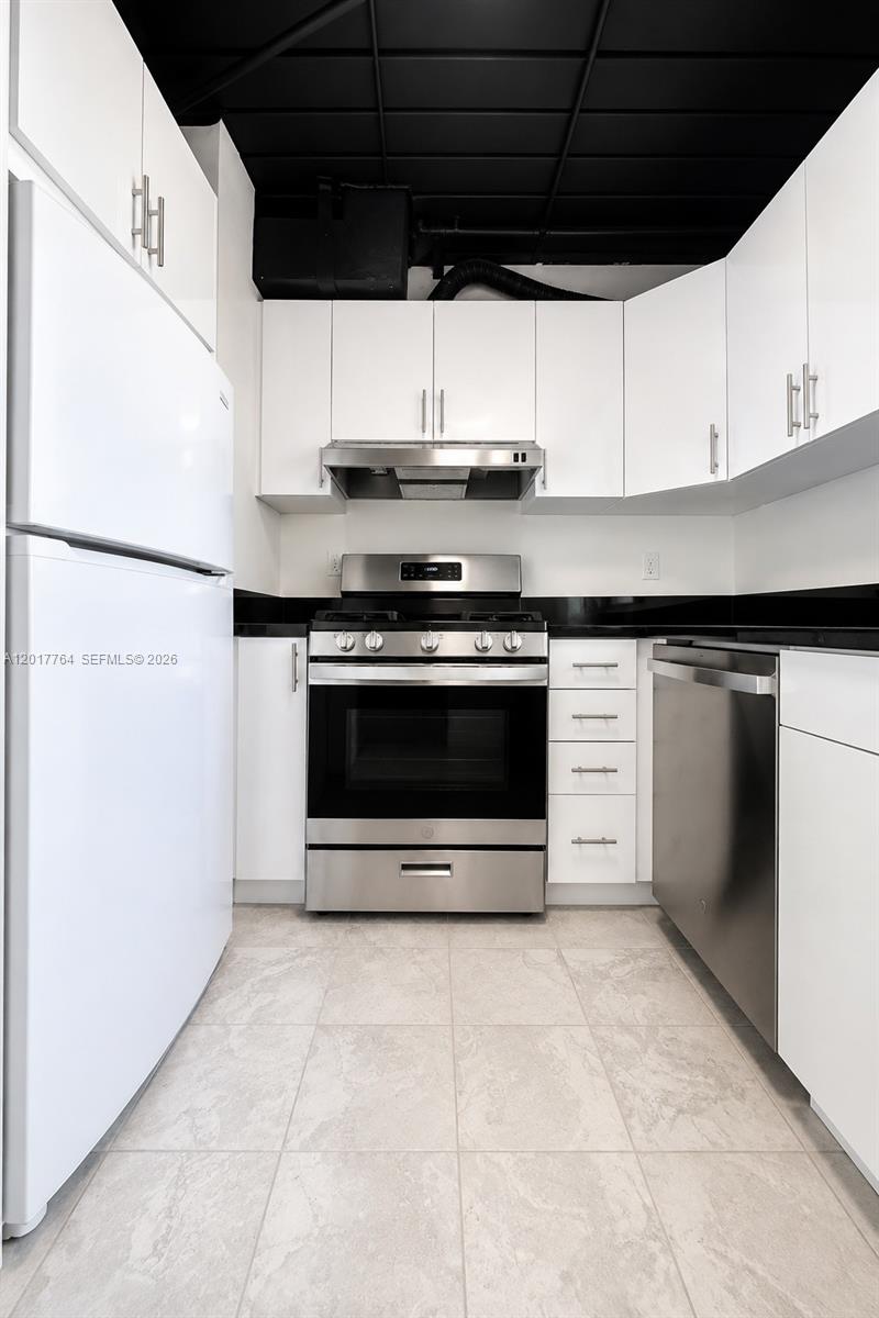 SNAPPER CREEK TOWNHOUSES - Residential