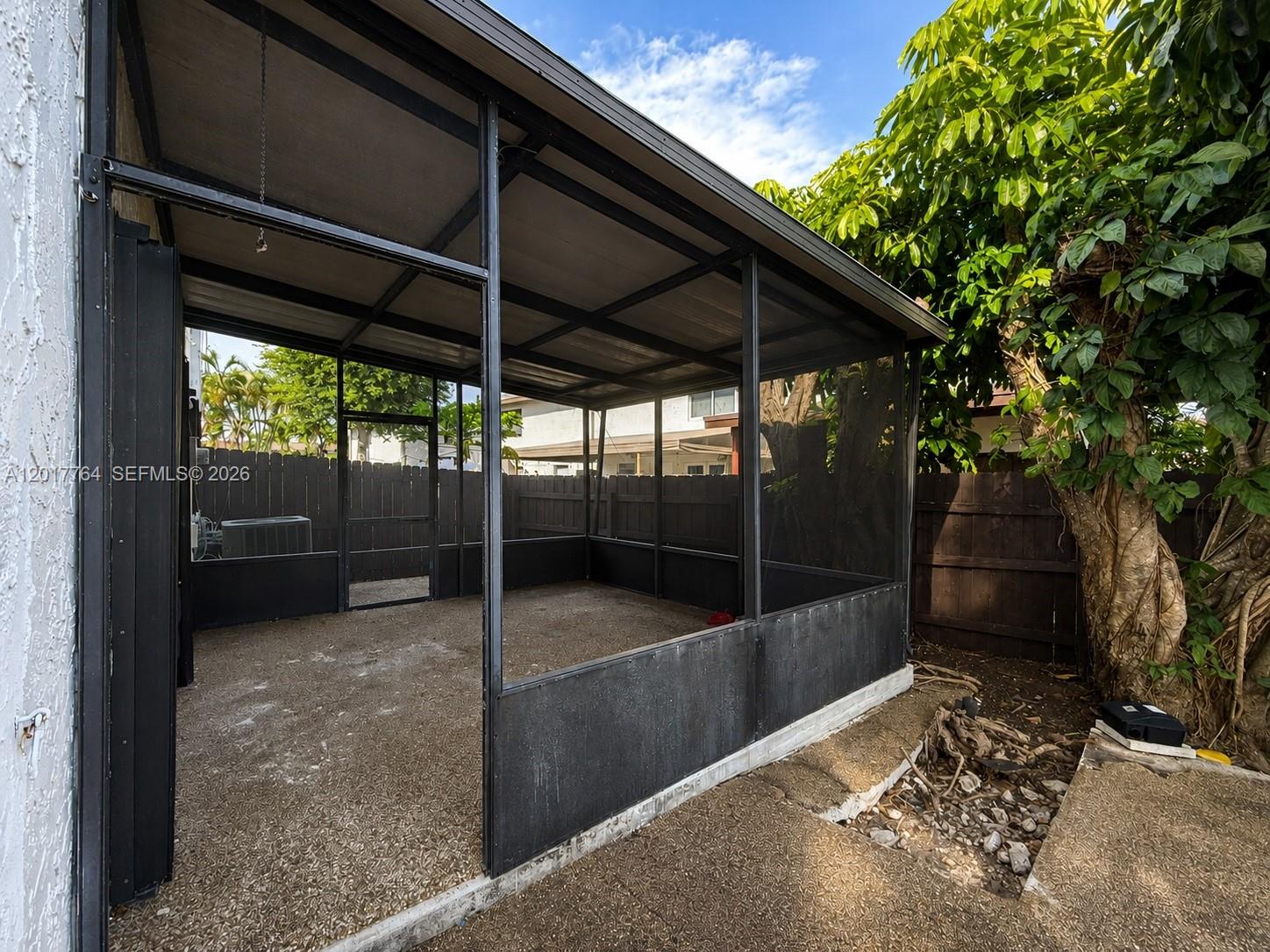 SNAPPER CREEK TOWNHOUSES - Residential