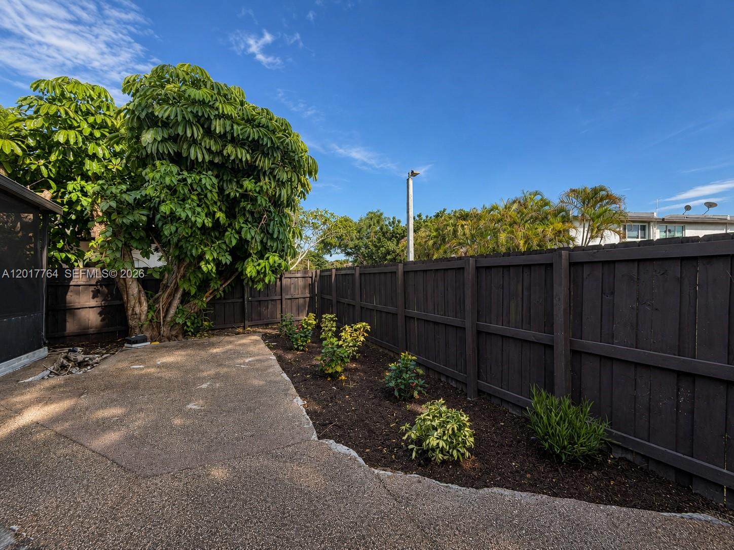 SNAPPER CREEK TOWNHOUSES - Residential
