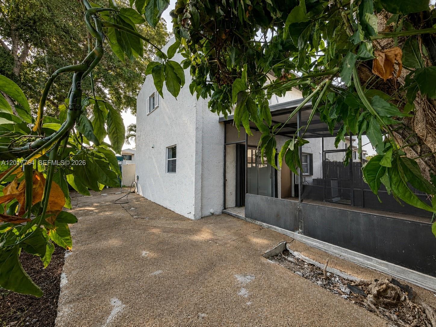 SNAPPER CREEK TOWNHOUSES - Residential