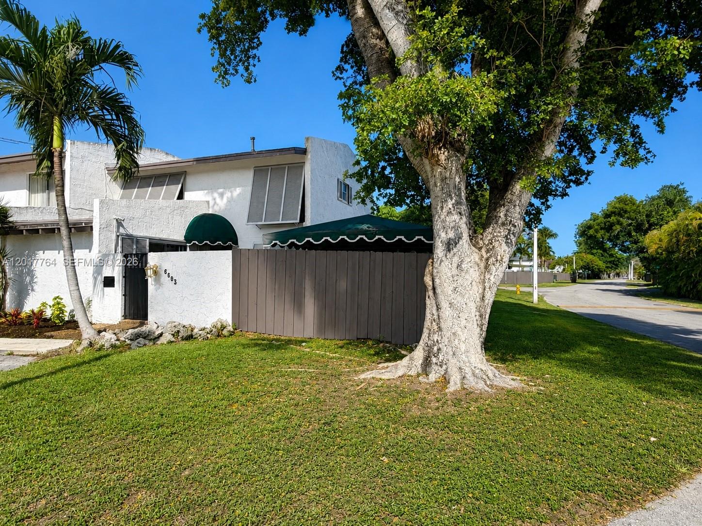 SNAPPER CREEK TOWNHOUSES - Residential