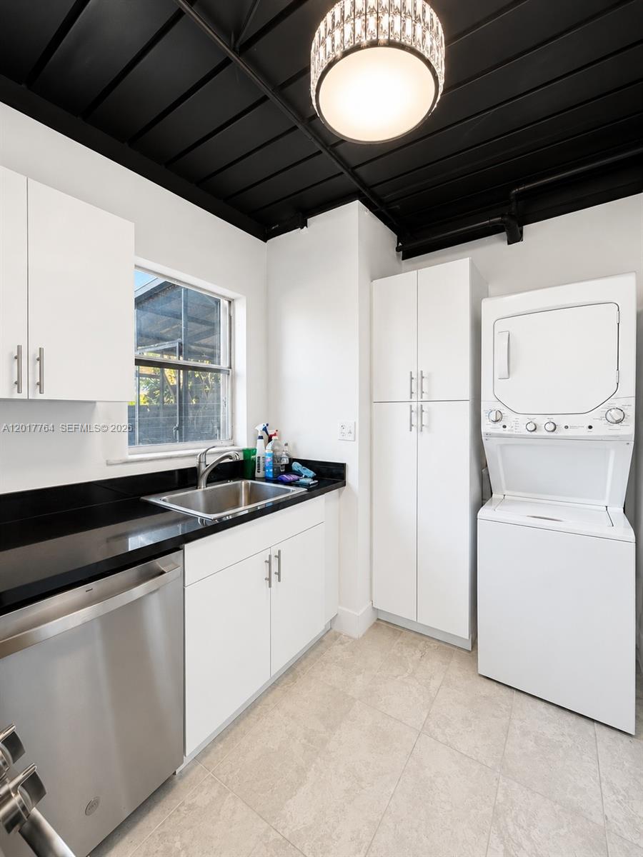 SNAPPER CREEK TOWNHOUSES - Residential