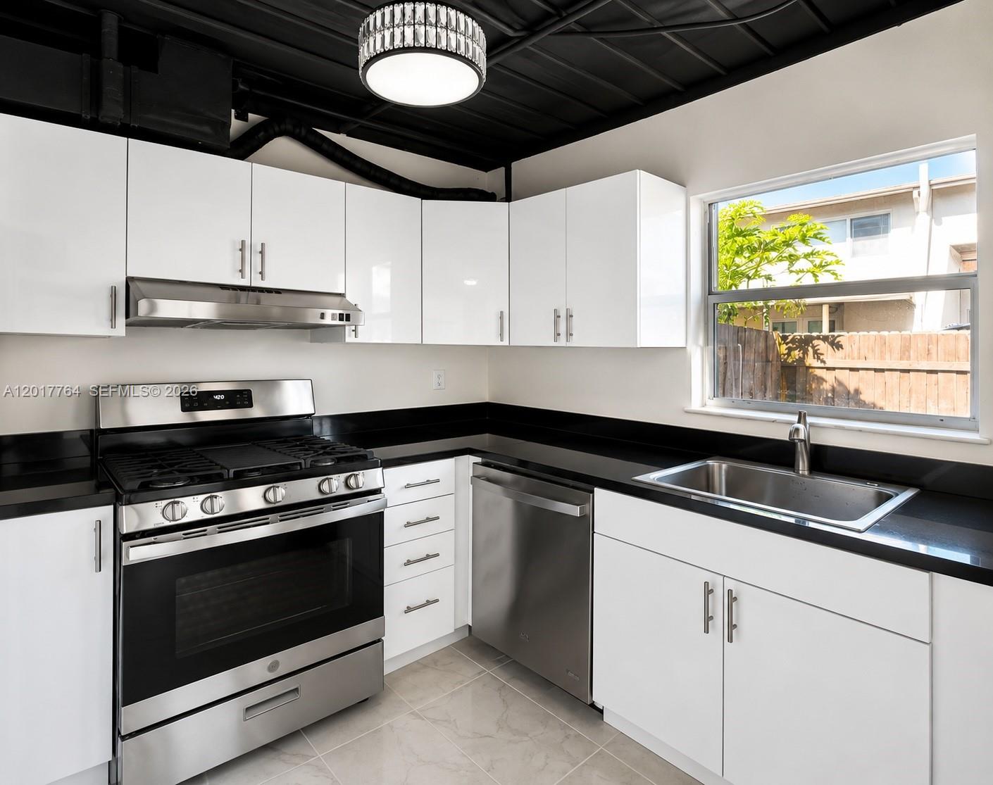 SNAPPER CREEK TOWNHOUSES - Residential