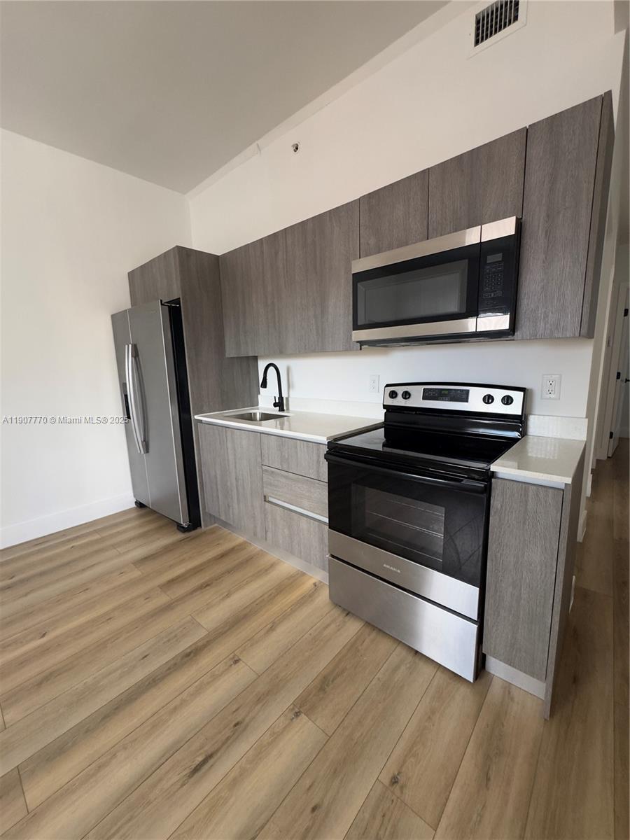 LAWRENCE ESTATE LAND COS - Residential Lease