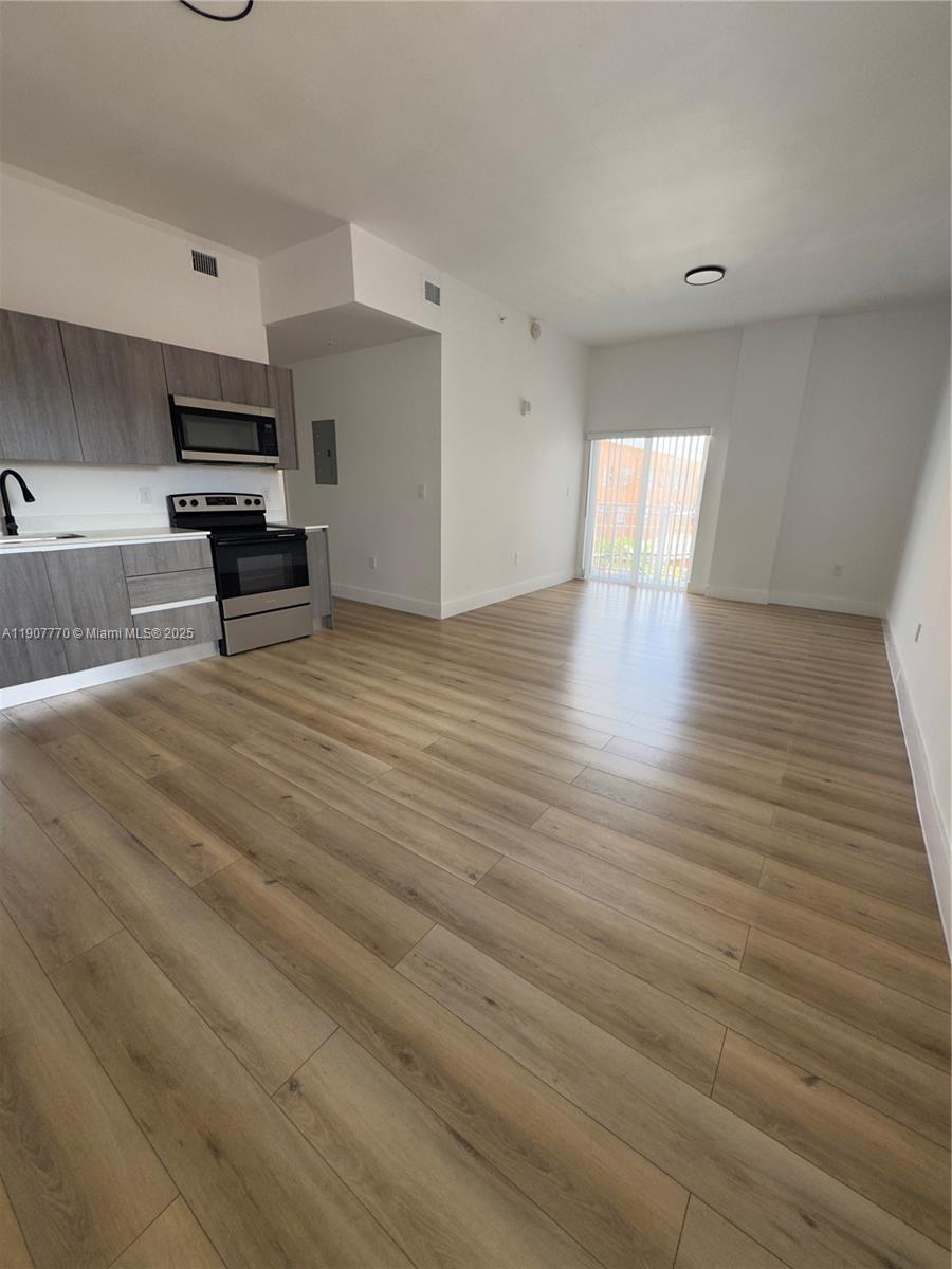 LAWRENCE ESTATE LAND COS - Residential Lease