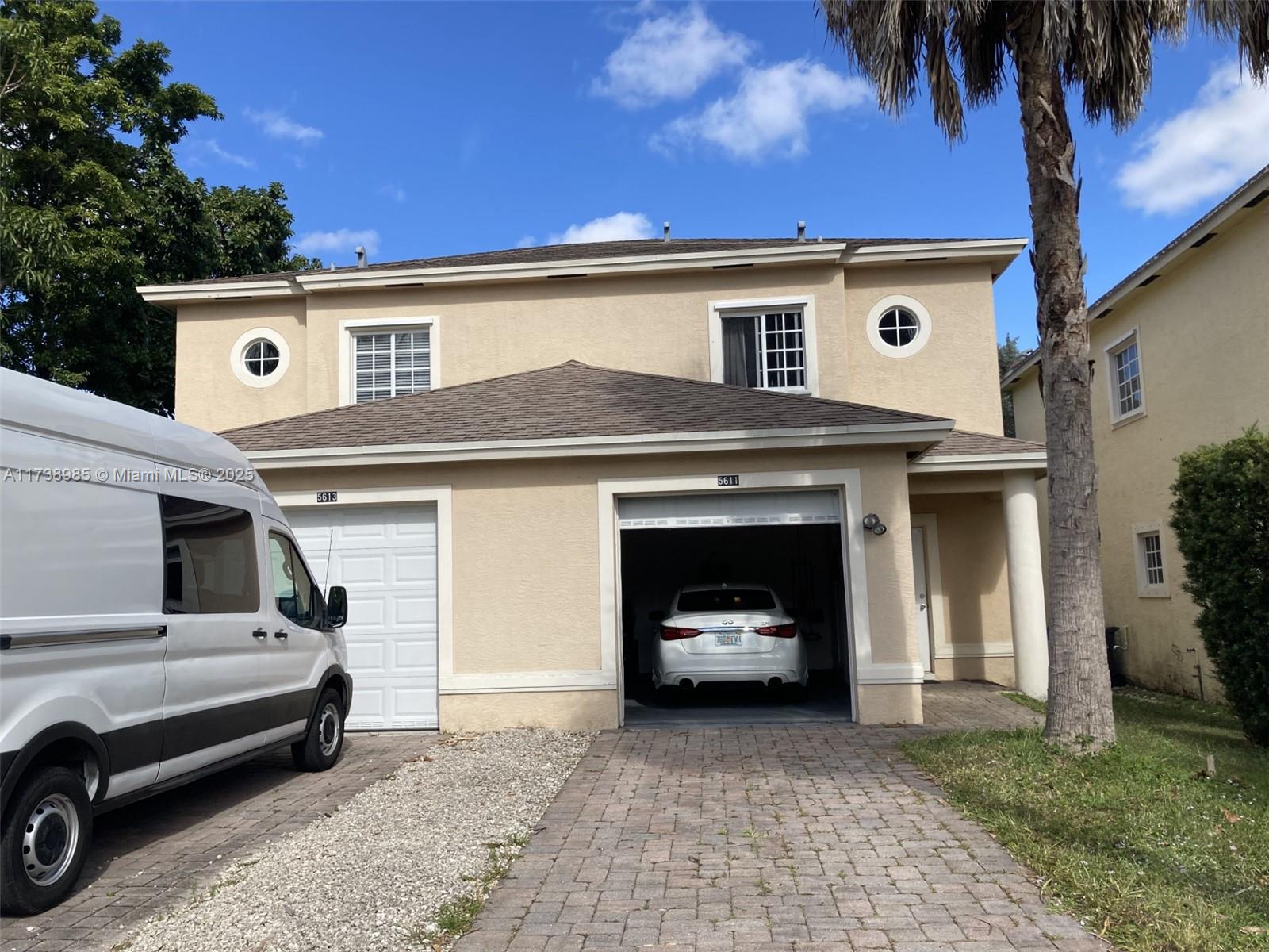 Beautiful 2/2.5 Townhouse located near both I95 and Florida's Turnpike. Access to many nearby grocery stores and shopping centers. No association dues.