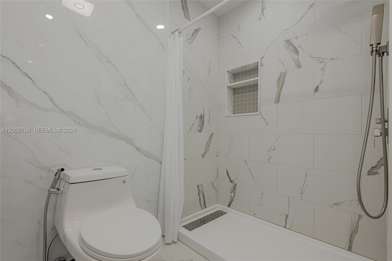 KENDALE WOODS NORTH CONDO - Residential Lease