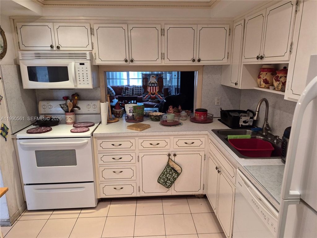 Photo of 330 SE 2nd St #202E, Hallandale Beach, FL 33009 (MLS # A11990561)