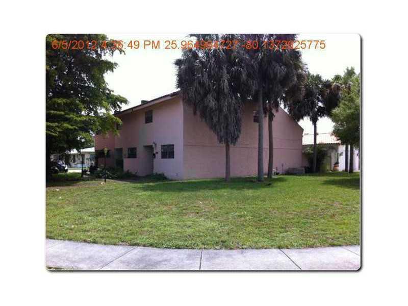 Amazing town house in ideal location. Renovated kitchen with granite counters and stainless steel appliances. Nice yard for BBQ, ideal for a family. Quiet neighborhood with great schools. Big open layout, and nice construction. Do not miss out!