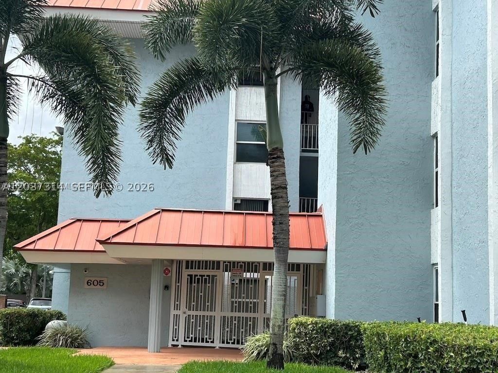 Photo of 605 S Pine Island Rd #404A, Plantation, FL 33324 (MLS # A12037314)