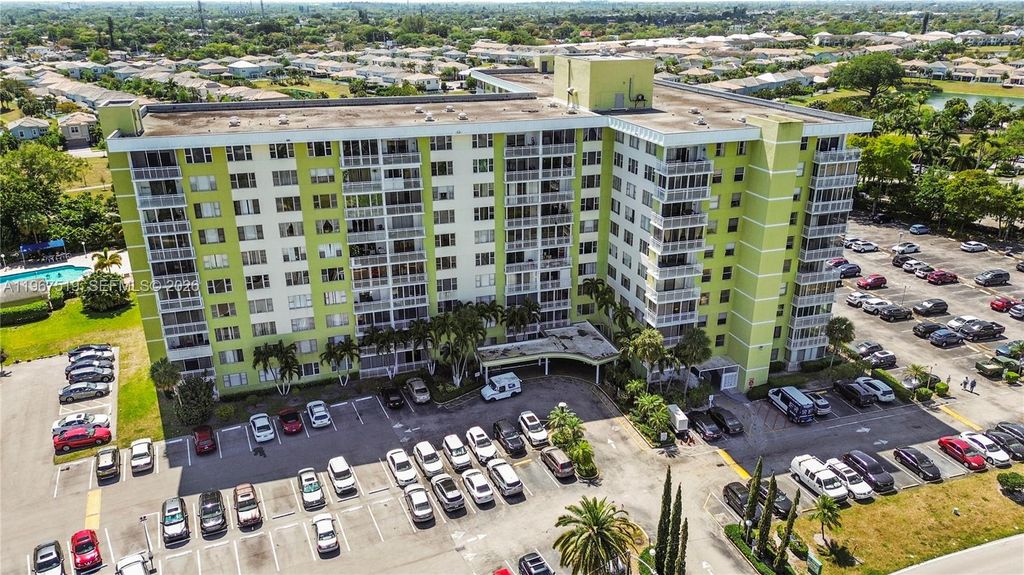 Photo of 4400 Hillcrest Dr #720C, Hollywood, FL 33021 (MLS # A11967519)