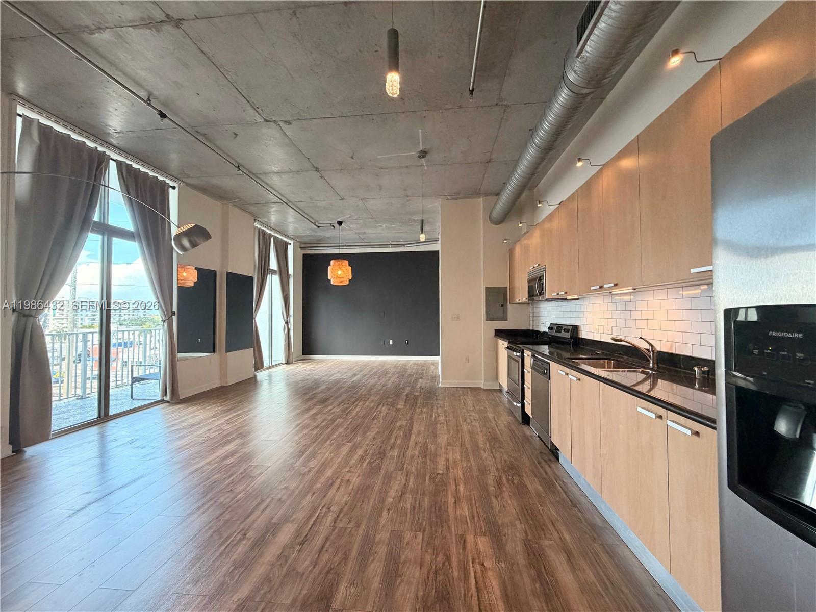 LOFTS AT HOLLYWOOD STATIO - Residential