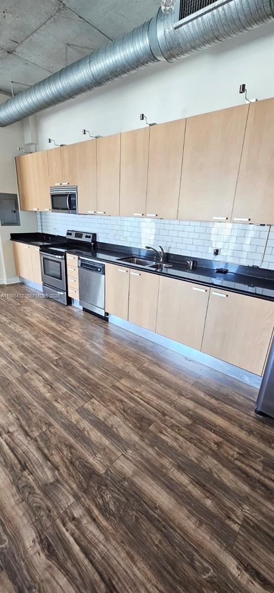 LOFTS AT HOLLYWOOD STATIO - Residential