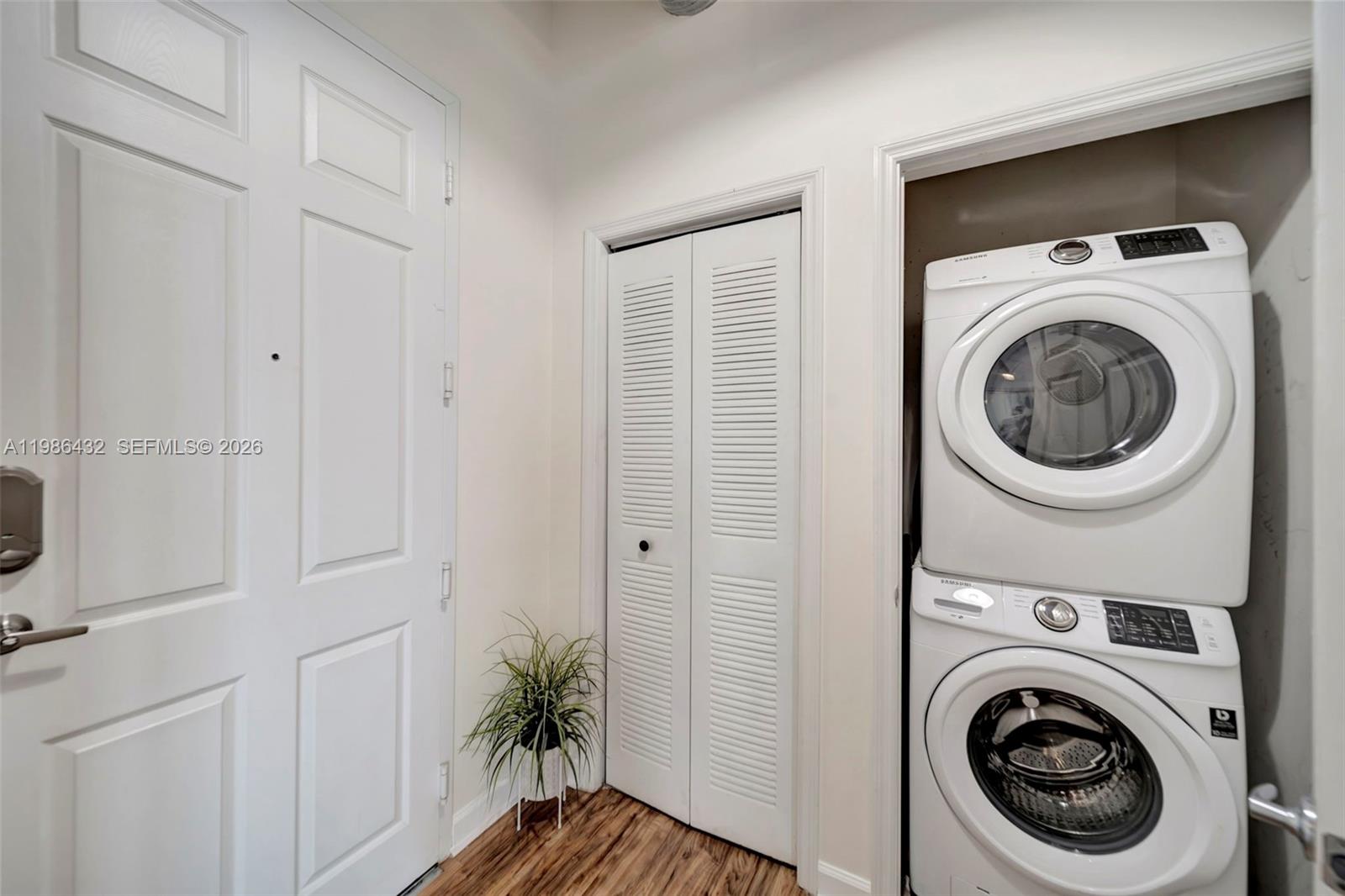 LOFTS AT HOLLYWOOD STATIO - Residential