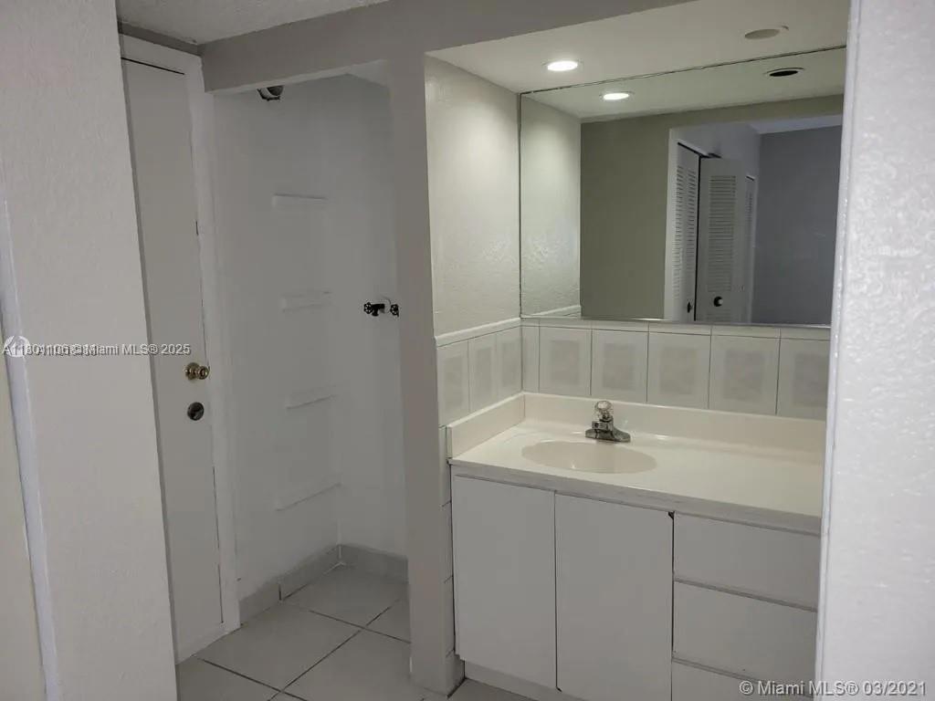 1900 W 68th St G200