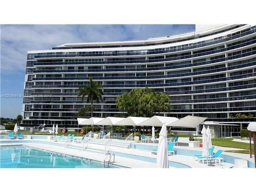 Great unit in King Cole Building. Newly remodeled 2/1.5, new kitchen with SS appliances, quarts countertops, new baths and marble floors. Rent includes electricity, internet and  cable. Great location minutes away from the beach and walking distance to shops and restaurantes. Great building with amenities that include valet parking, heated pool, docks for rent, 24 hours security. Easy to show.