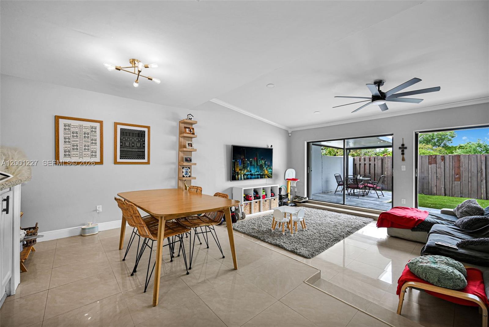 TOWNHOMES OF COUNTRY LAKE - Residential