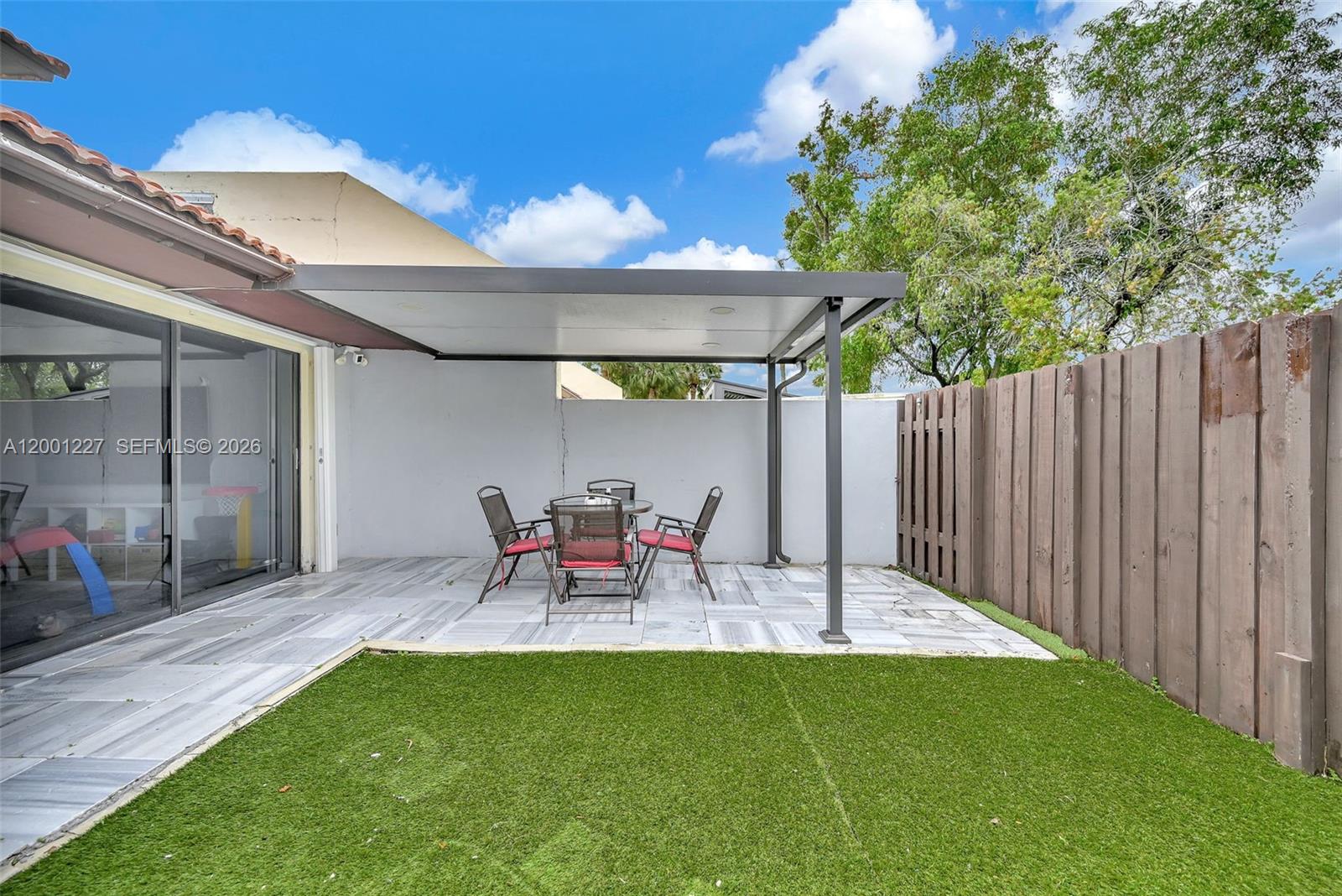 TOWNHOMES OF COUNTRY LAKE - Residential