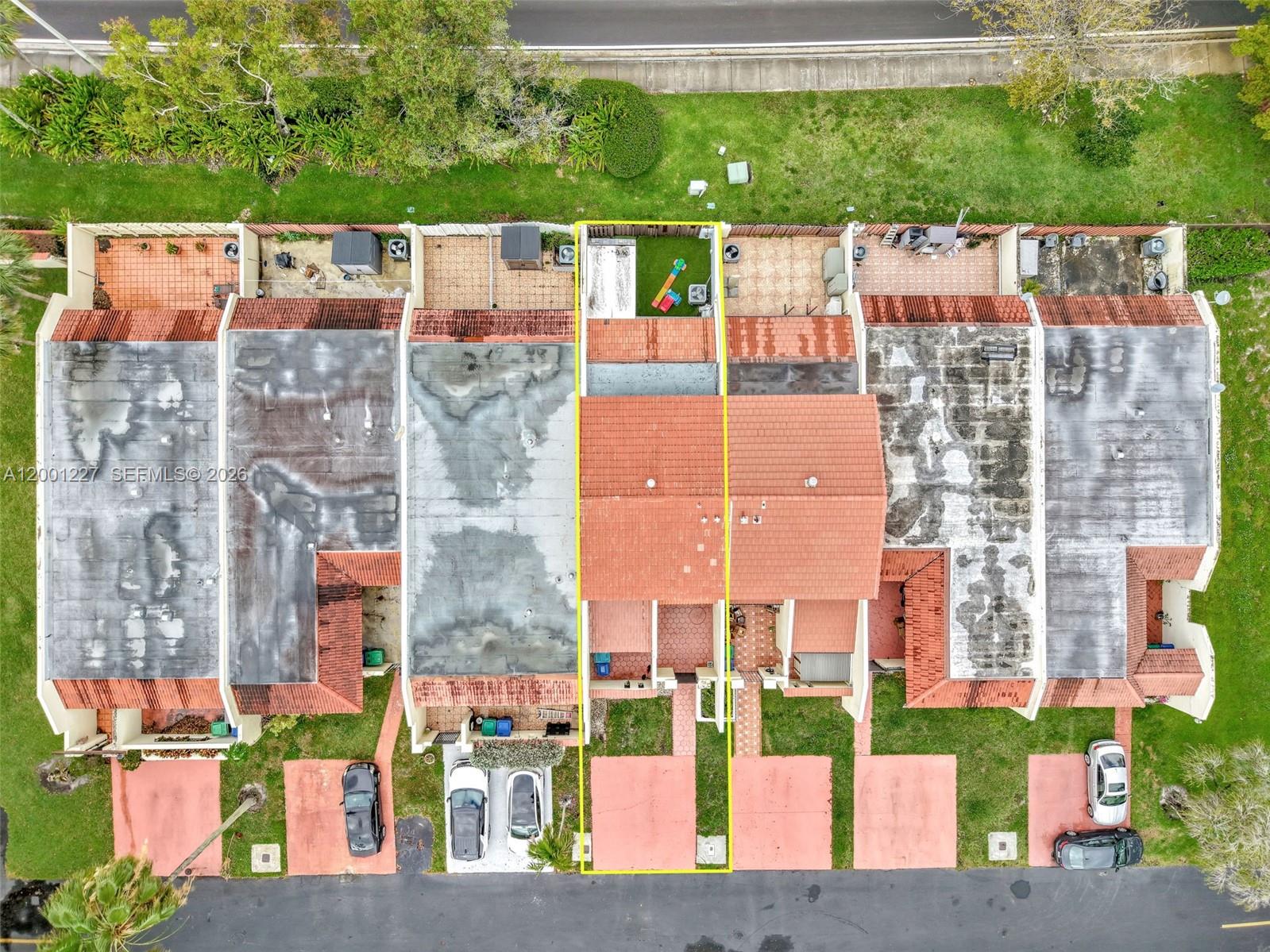 TOWNHOMES OF COUNTRY LAKE - Residential