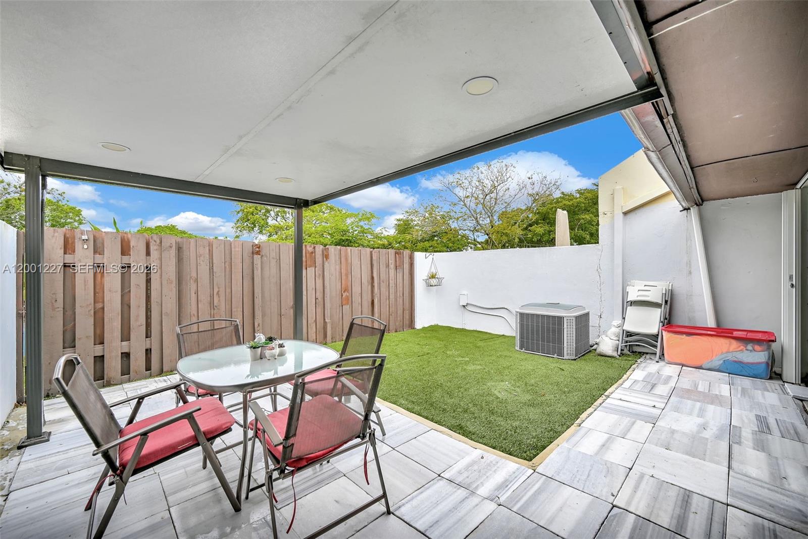 TOWNHOMES OF COUNTRY LAKE - Residential