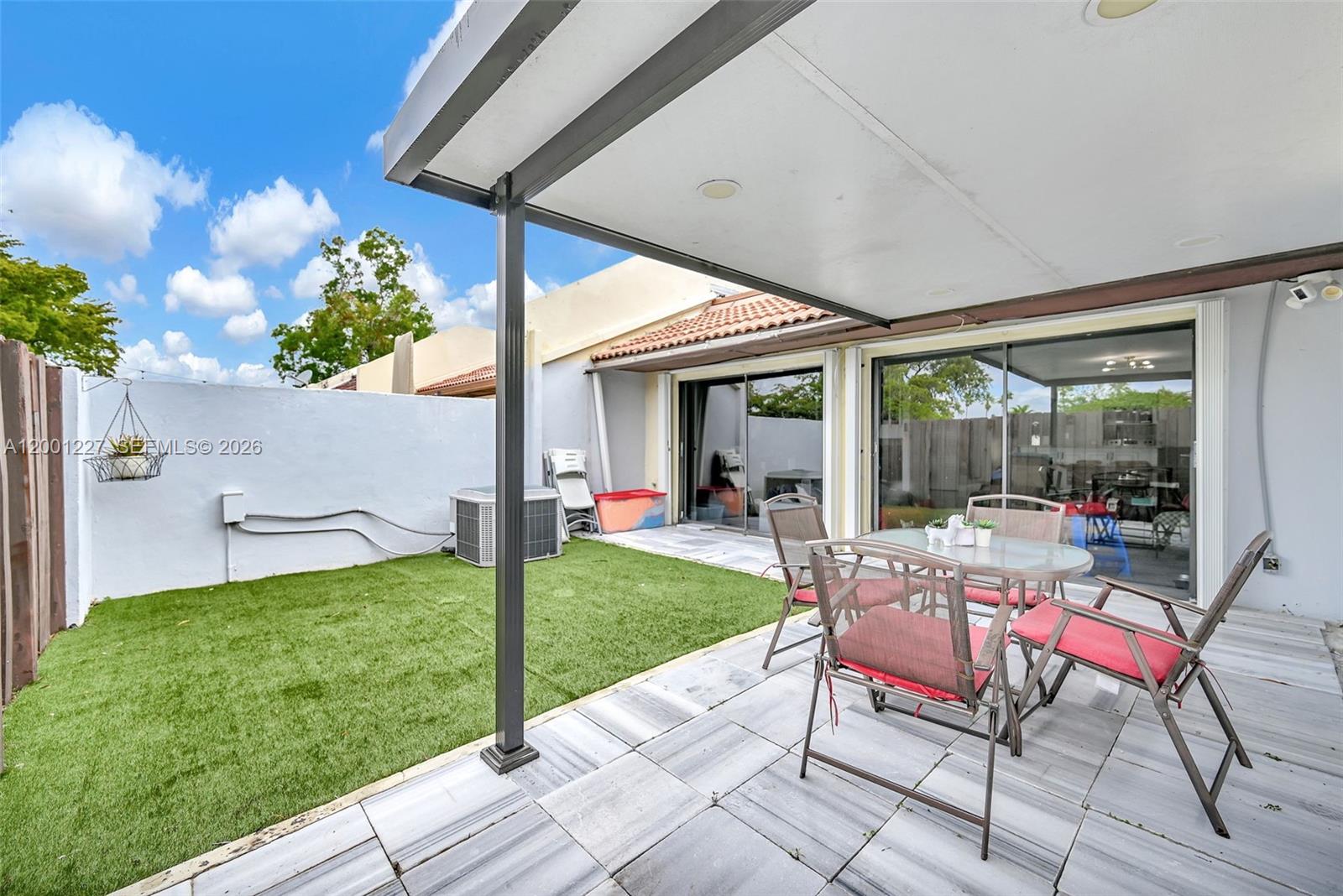 TOWNHOMES OF COUNTRY LAKE - Residential