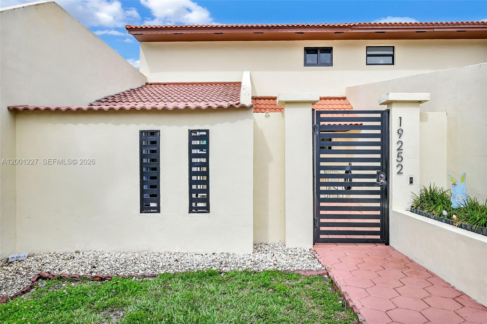 TOWNHOMES OF COUNTRY LAKE - Residential