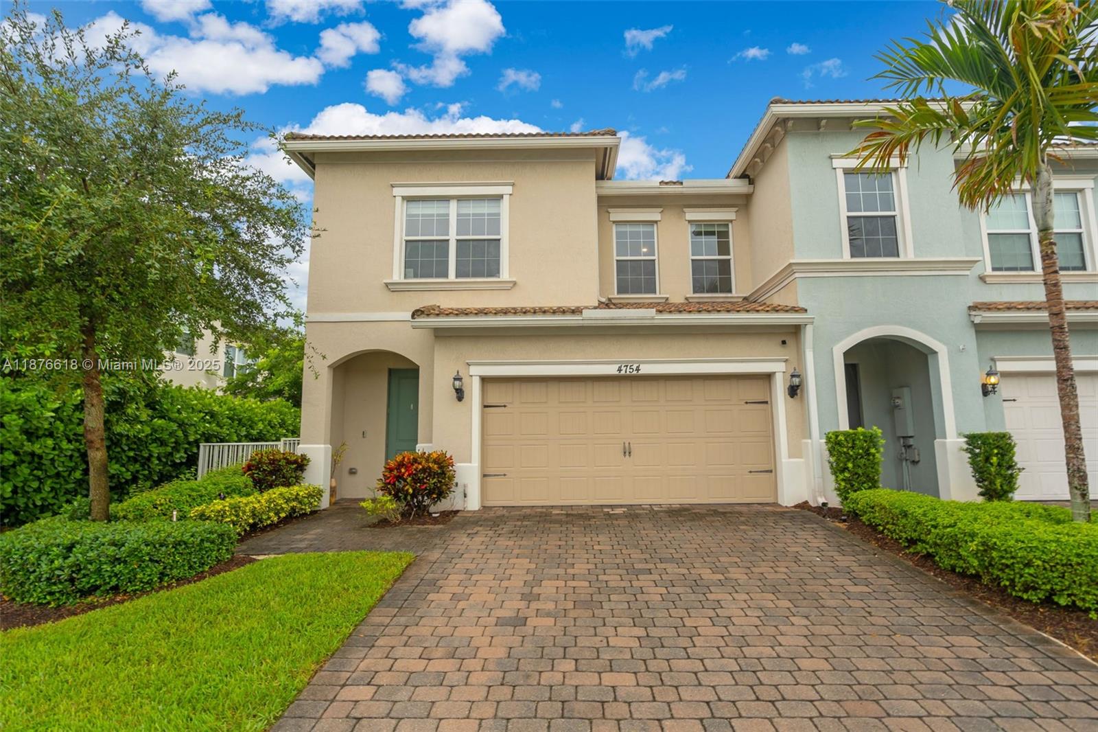Hidden jewel in Parkview at Hillcrest, come and experience this unique townhome with an open floor plan featuring 3 bedrooms, 2.5 bathrooms, dual garage, Florida room, ample backyard space and a privately gated community for your safety. Walking distance to the community clubhouse, fitness center, outdoor kitchen/BBQ area, parks, lakes, walking trail, gazebos and resort-style sparkling swimming pools. Conveniently centrally located in Hollywood Florida to shops, schools, hospitals, parks, restaurants, alluring sun-soaked beaches, entertainment, and close to I-95 and Florida Turnpike.