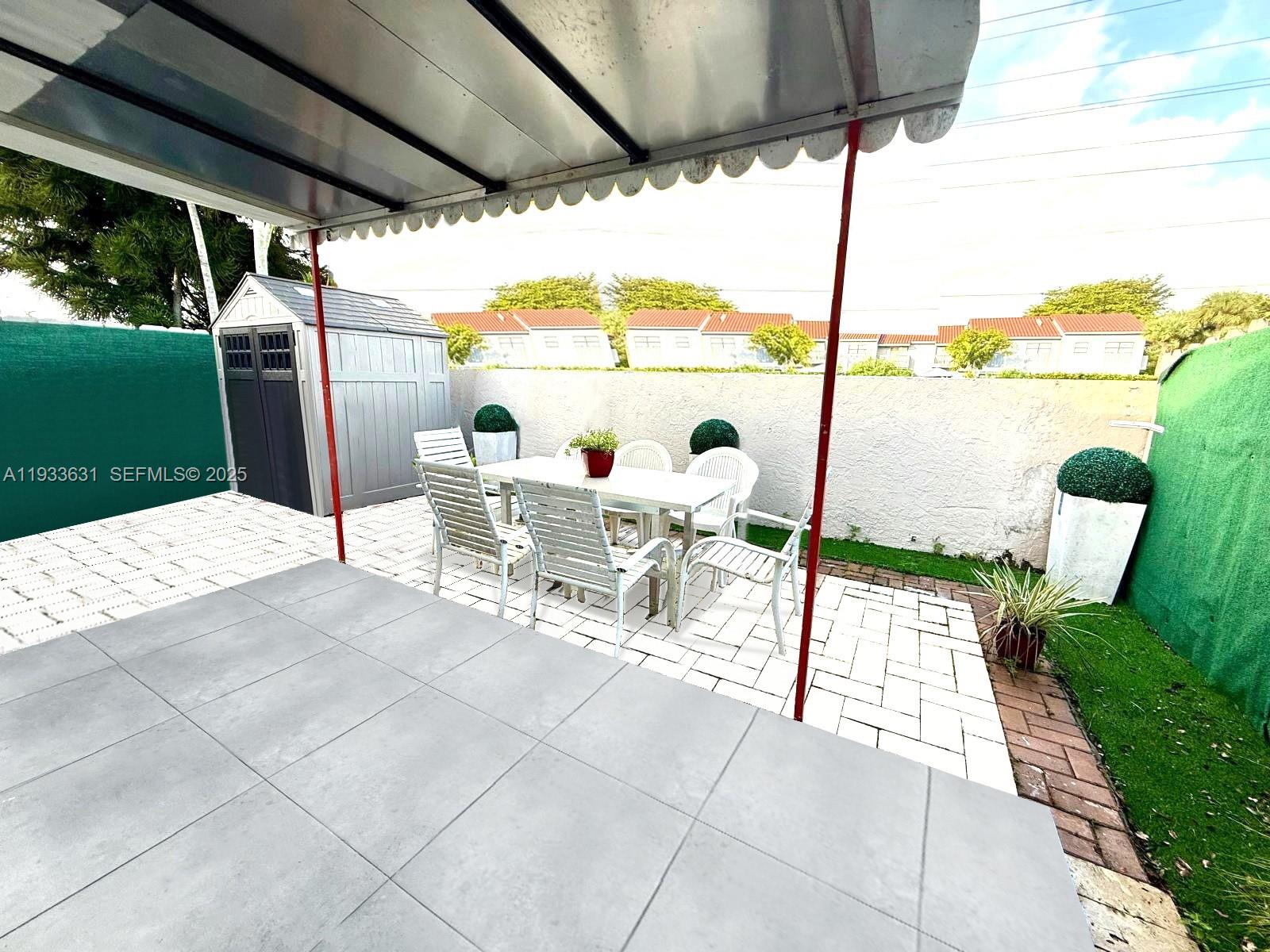 LAMBIANCE TOWNHOMES KENDA - Residential