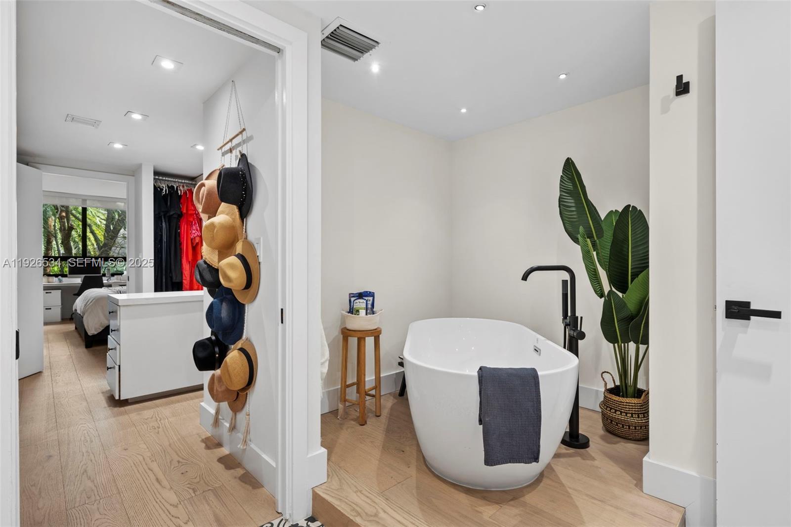 KEY COLONY - Residential Lease