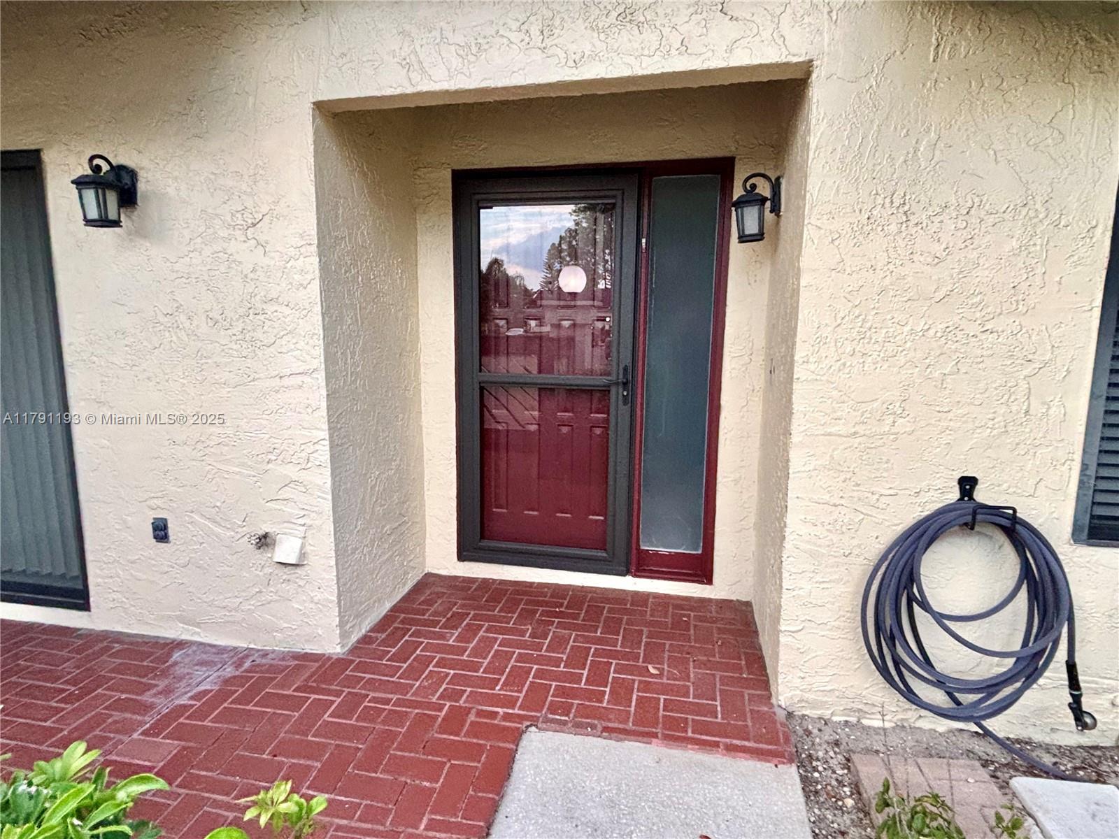 120 Roselle Ct