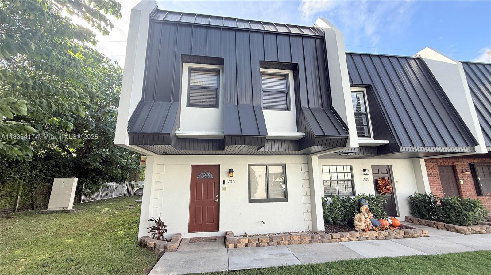 MILLER SIXTY-SEVEN TOWNHO - Residential Lease