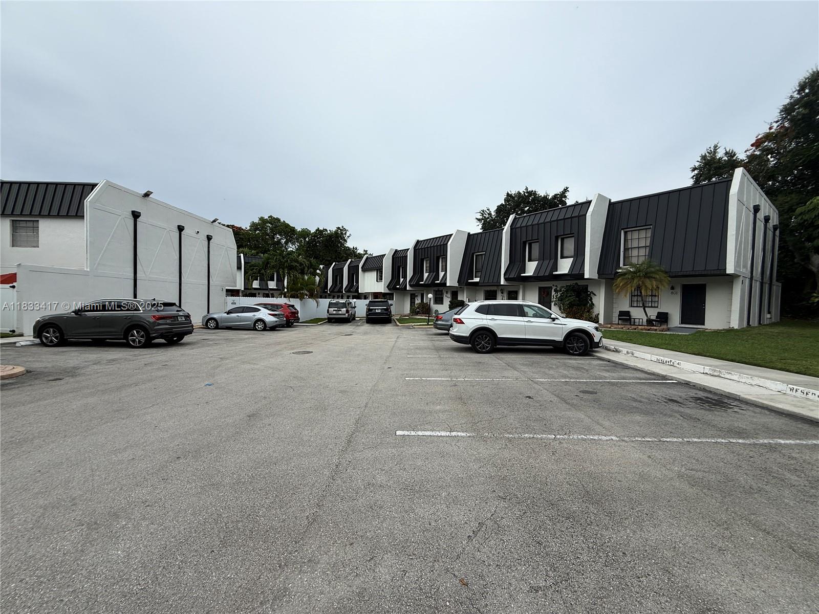 MILLER SIXTY-SEVEN TOWNHO - Residential Lease