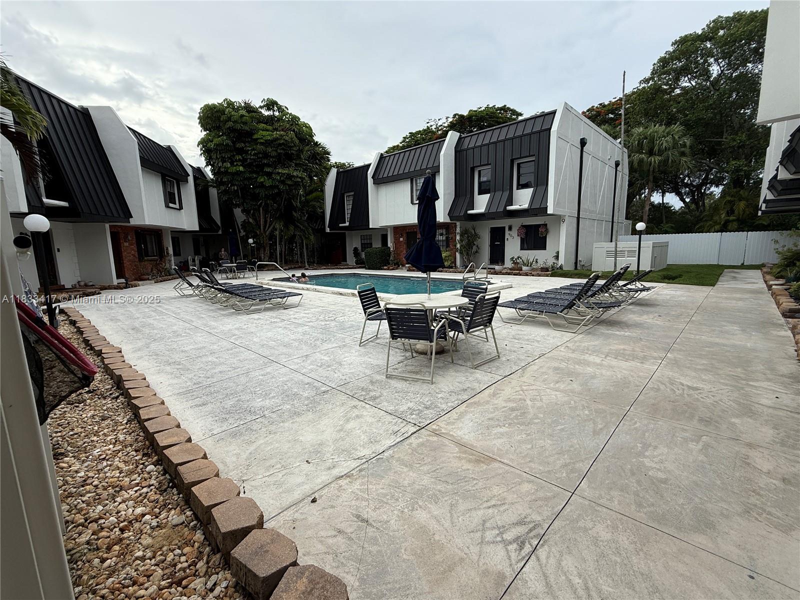 MILLER SIXTY-SEVEN TOWNHO - Residential Lease