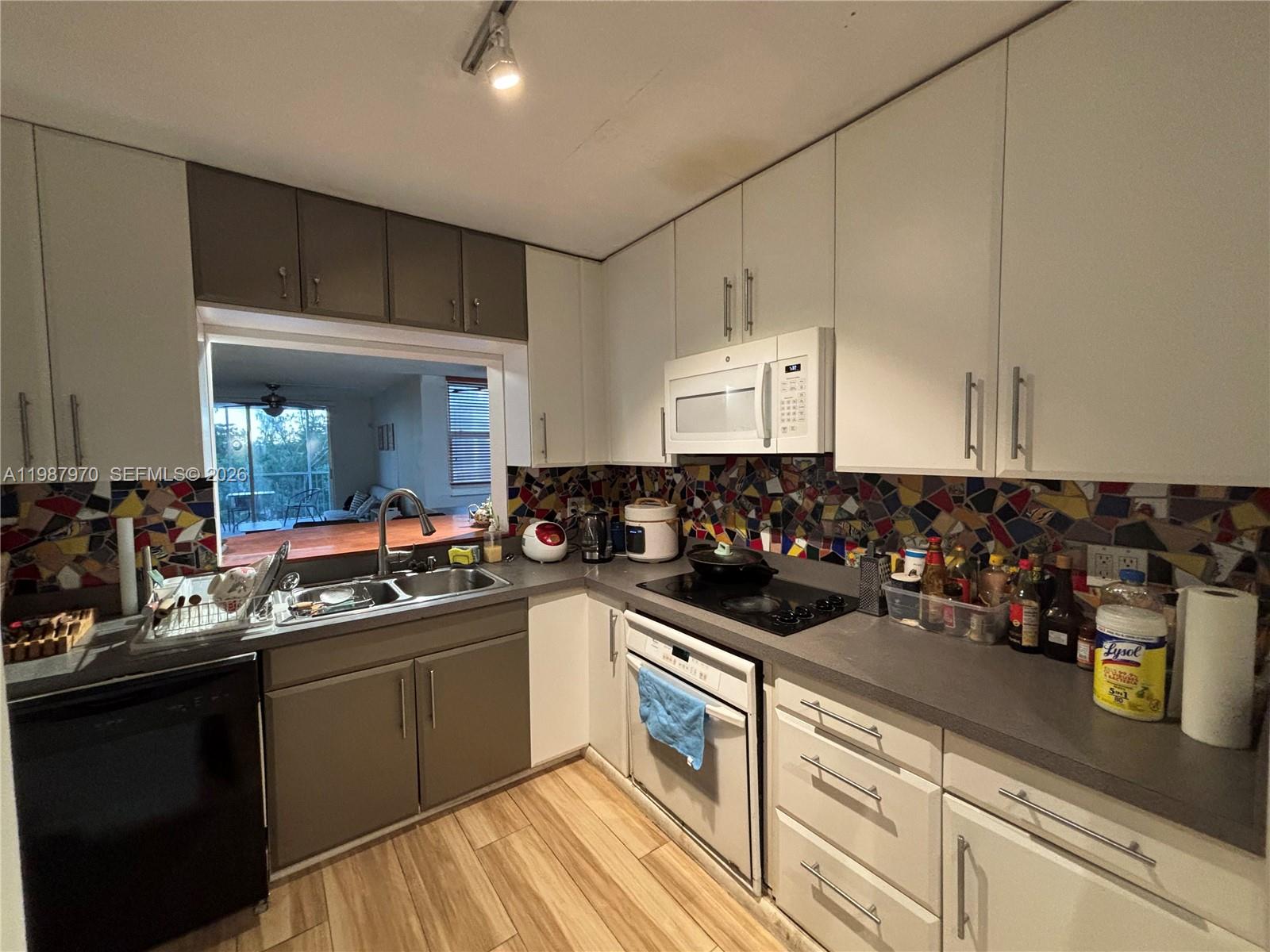 EASTERN SHORES WHITE HOUS - Residential