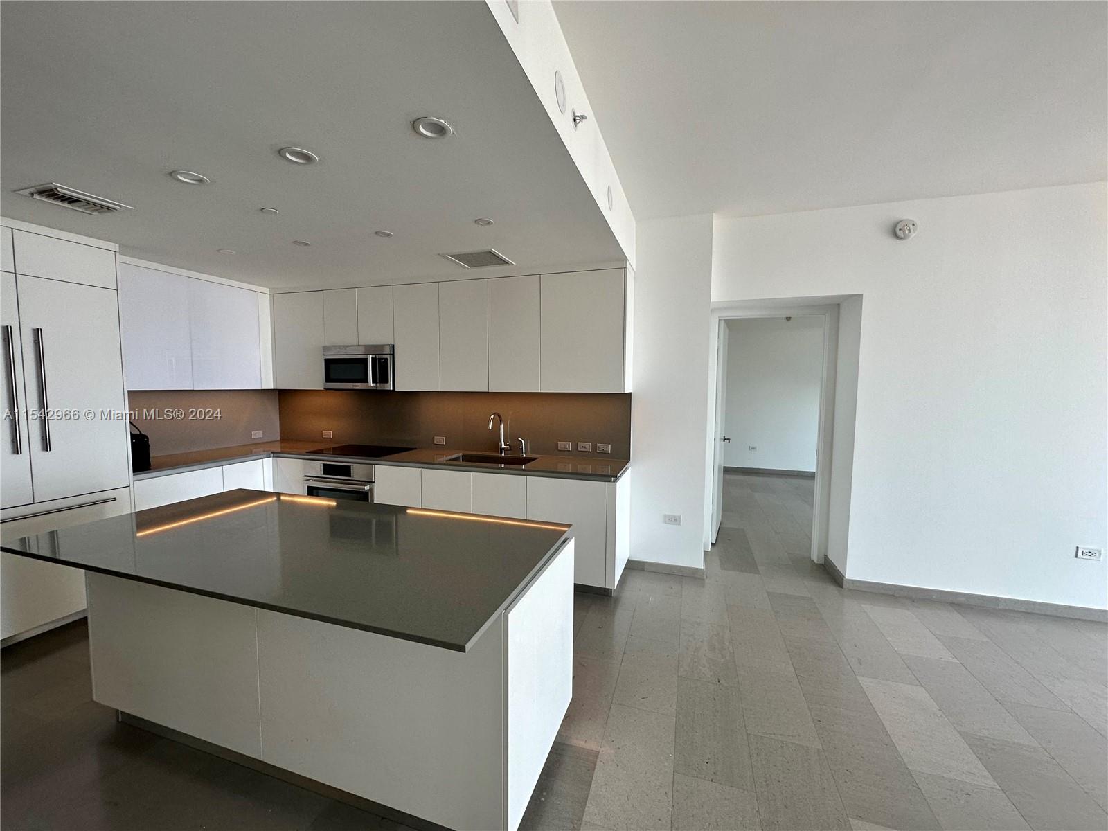 REACH CONDO - Residential