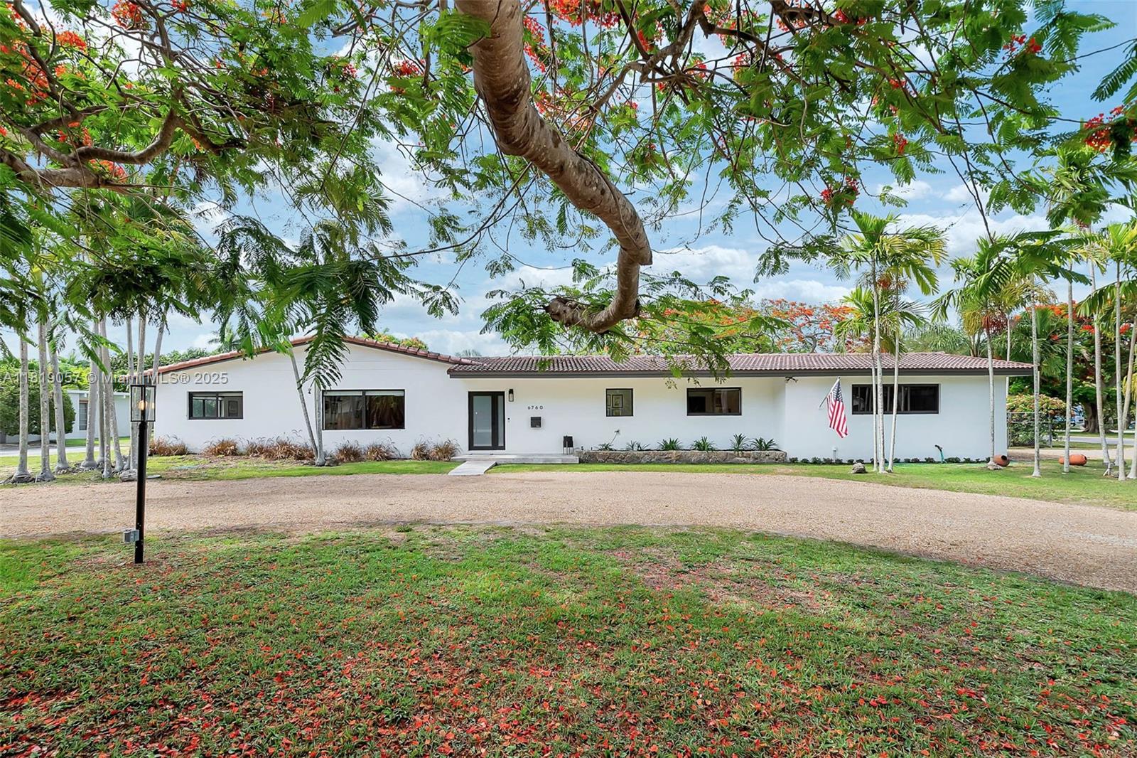 6760 Sw 144th St, Palmetto Bay, Miami-Dade County, Florida - 4 Bedrooms  
3 Bathrooms - 