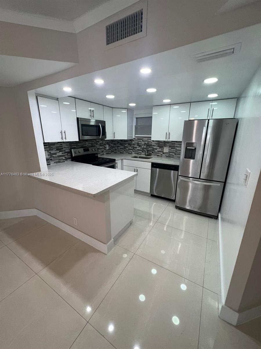 Rental Property at 8290 Lake Dr 207, Doral, Miami-Dade County, Florida - Bedrooms: 2 
Bathrooms: 2  - $2,550 MO.