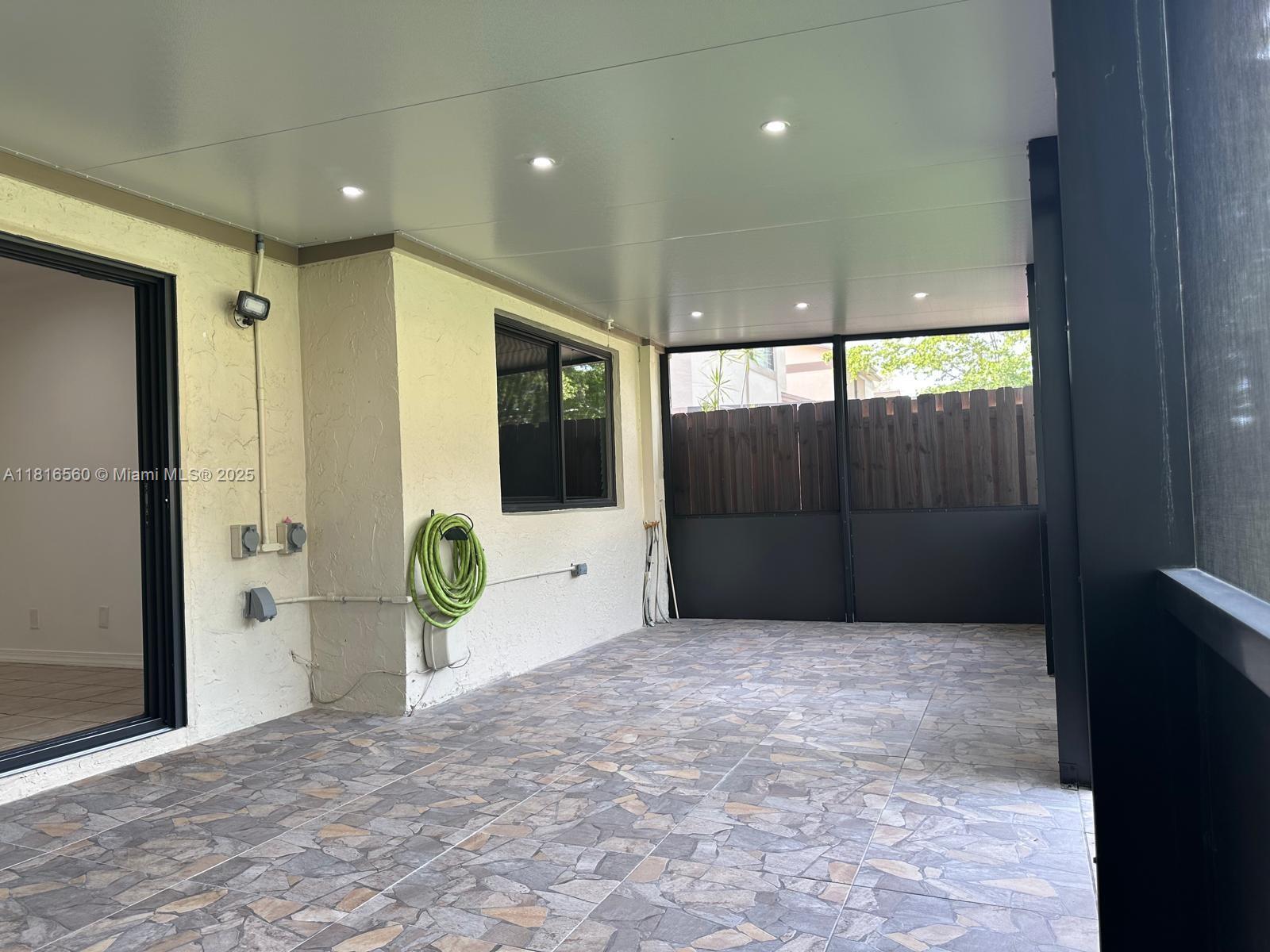 COUNTRY SQUIRE TOWNHOMES - Residential Lease