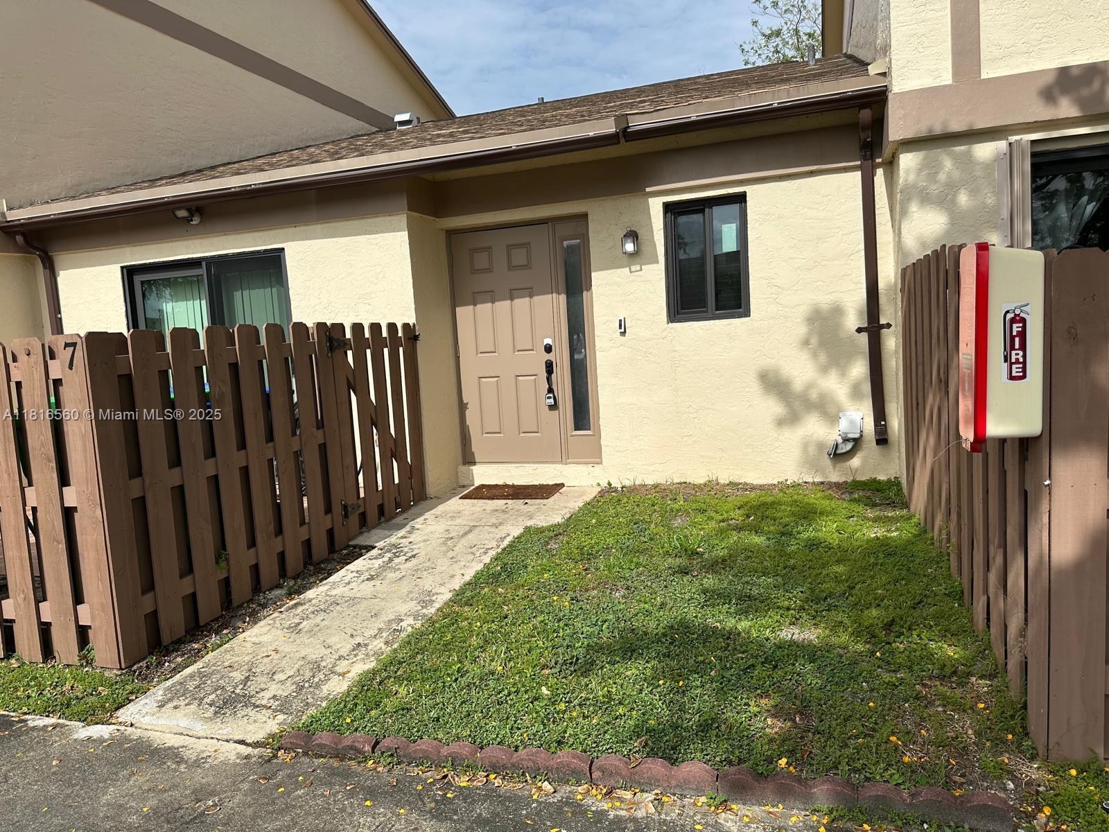 COUNTRY SQUIRE TOWNHOMES - Residential Lease