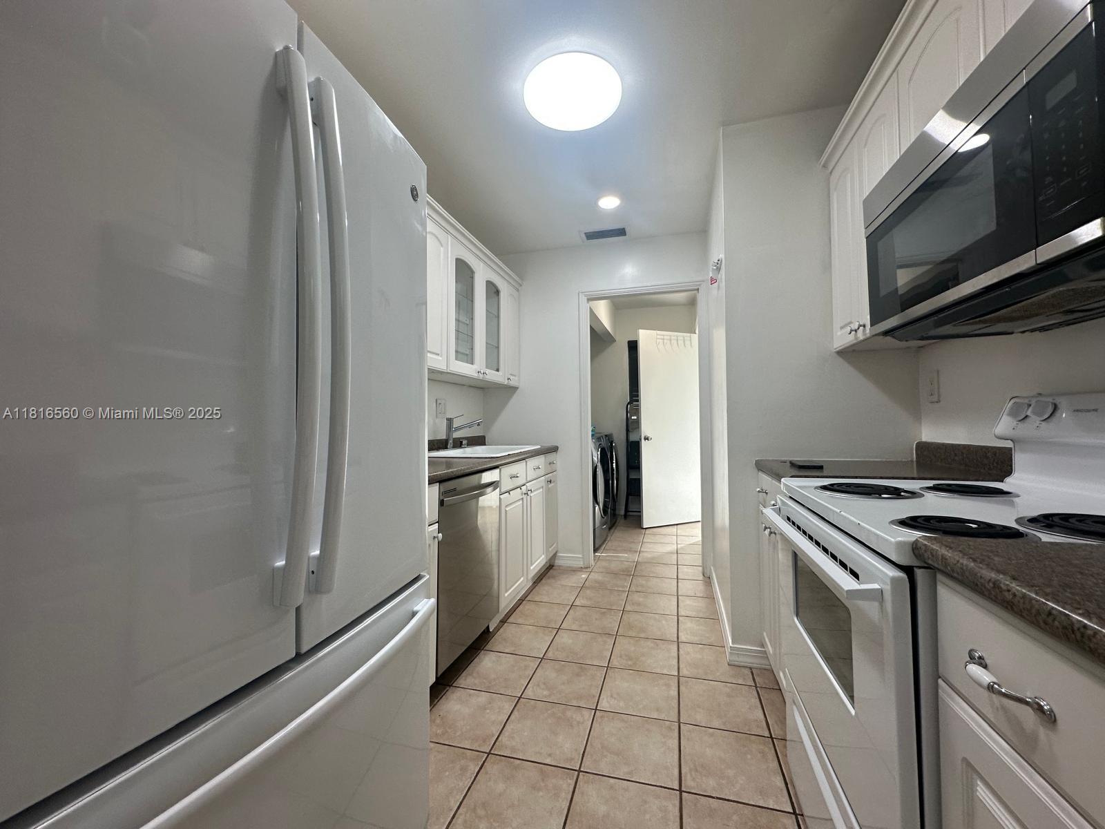 COUNTRY SQUIRE TOWNHOMES - Residential Lease