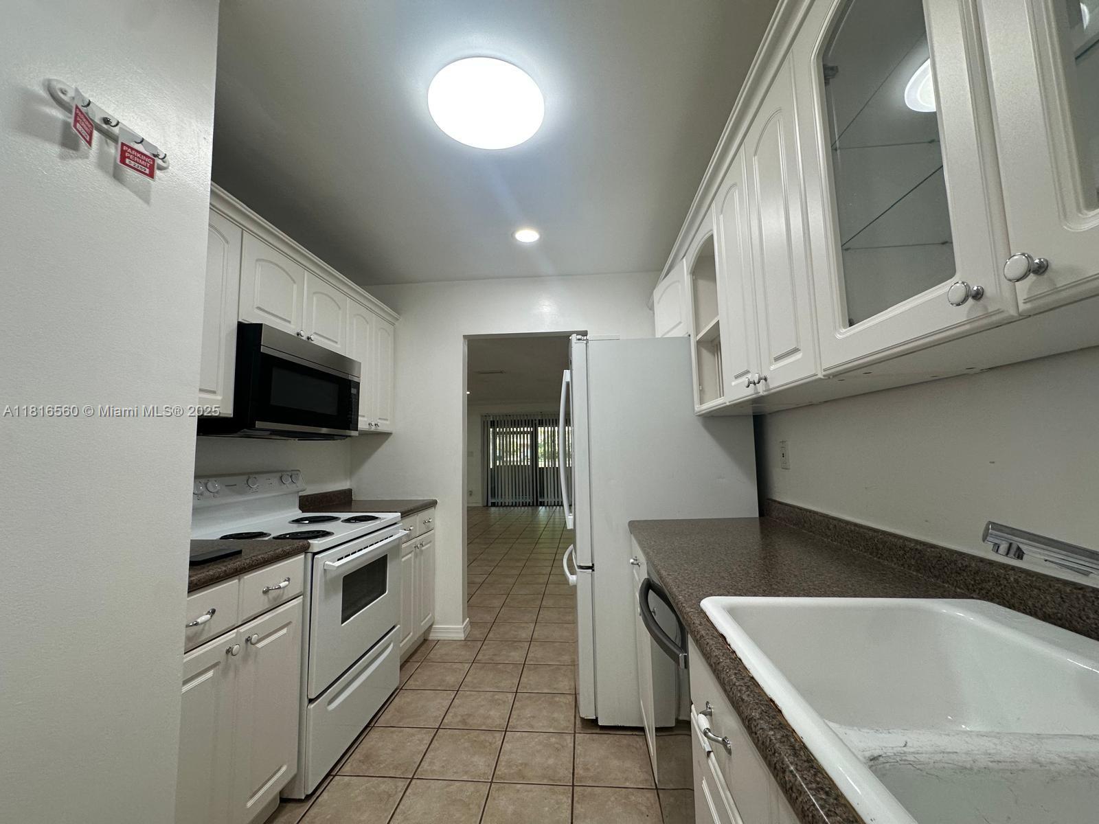 COUNTRY SQUIRE TOWNHOMES - Residential Lease