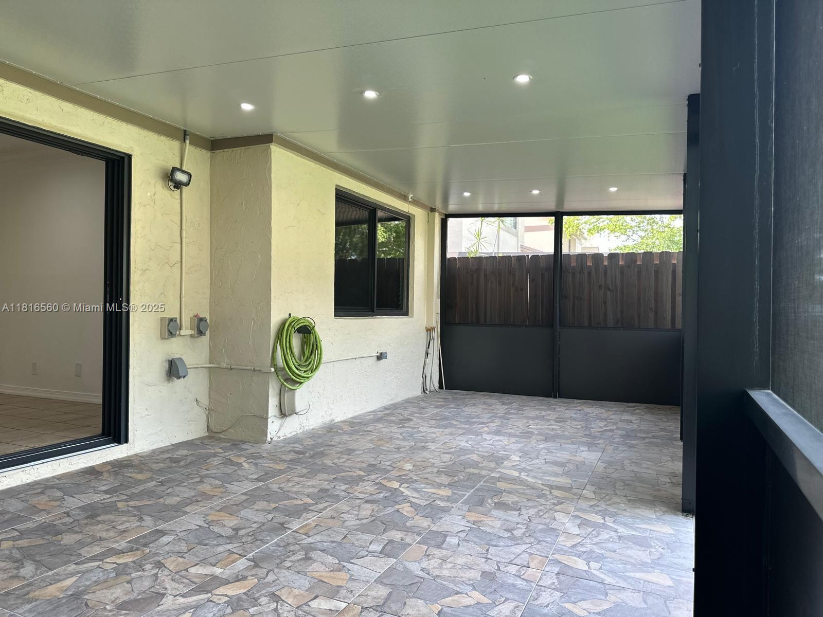 COUNTRY SQUIRE TOWNHOMES - Residential Lease