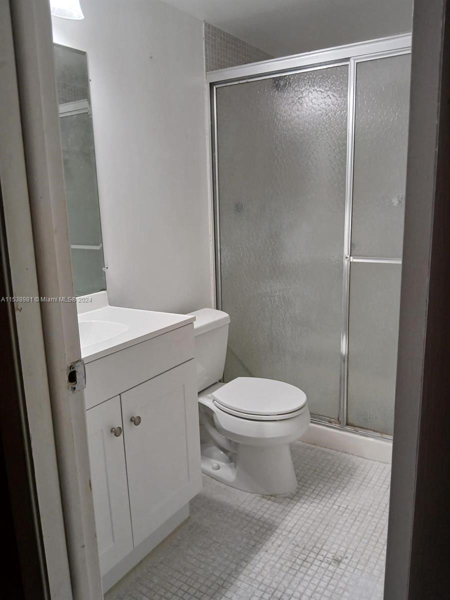 OAKLAND SHORES CONDOMINIU - Residential Lease