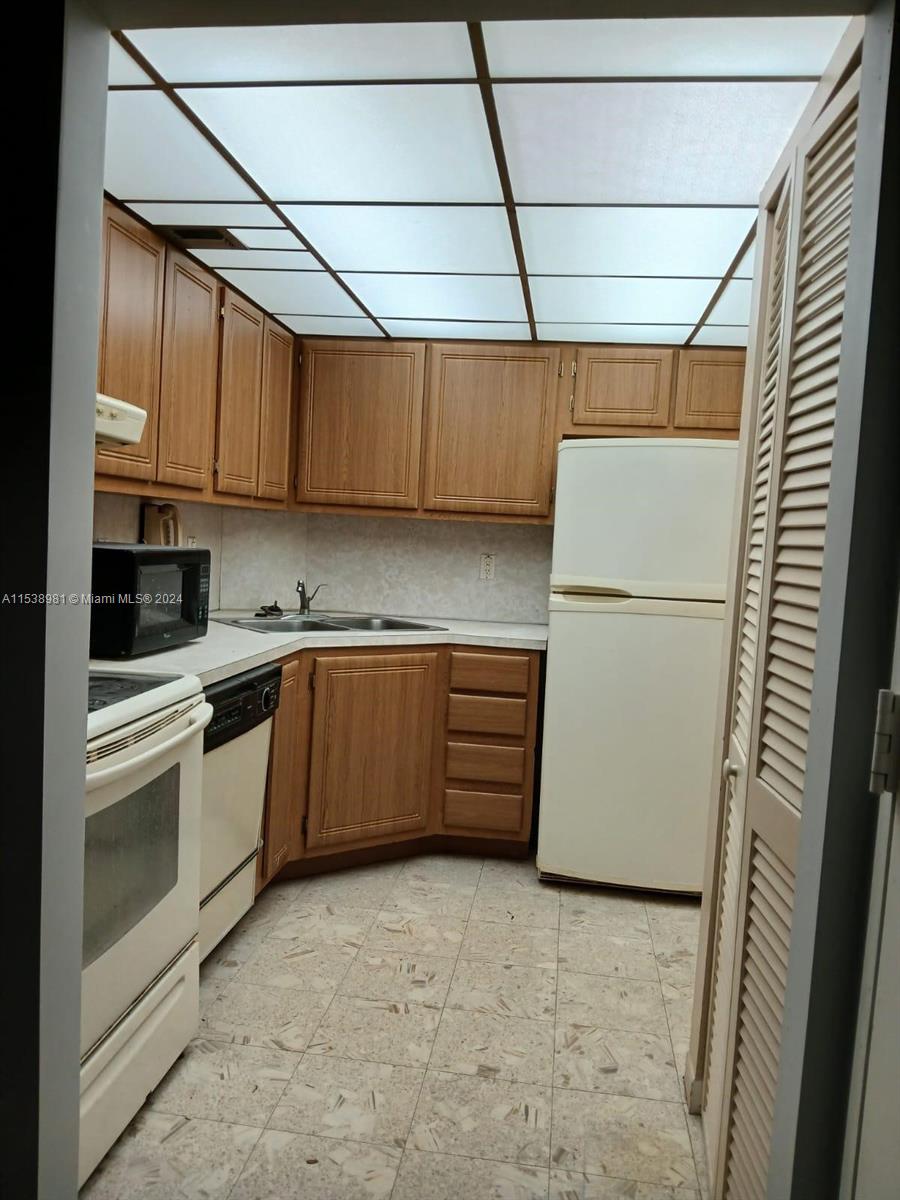 Spacious 2 bedroom/2 bath unit with all new flooring throughout!  Unit has been recently updated and ready for move in!  Garden view from your private balcony.  Community is well maintained and offers onsite management, pool area, BBQ grills and more!  Pet friendly!