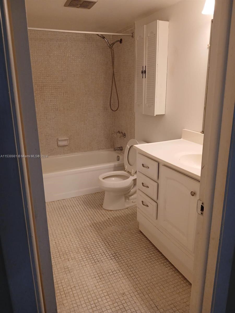OAKLAND SHORES CONDOMINIU - Residential Lease
