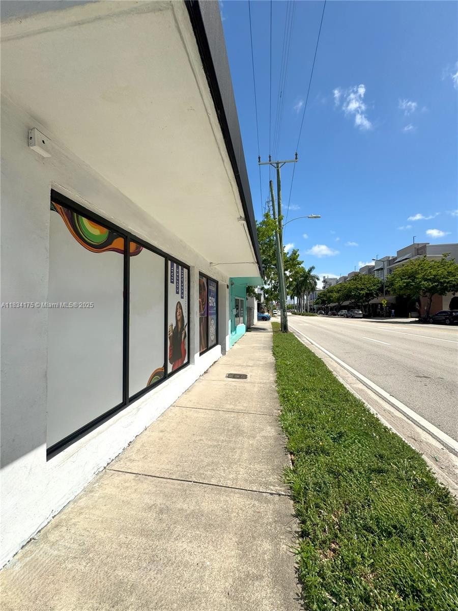 Prime Midtown Miami Retail Opportunity | 2,600 SF Shell Space
Ready to move in! This 2,600 SF shell retail space offers a blank canvas for your vision in the heart of Midtown Miami. Features an average ceiling height of 9.5 feet, one dedicated parking spot, and excellent visibility in a high-traffic area. Ideal for retail, showroom, or creative use. Surrounded by established businesses and a vibrant residential community. Don’t miss this opportunity to position your brand in one of Miami’s most dynamic neighborhoods.