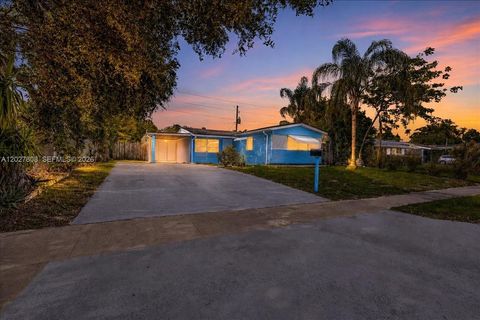 Photo of 6531 Sherman St, Hollywood, FL 33024 (MLS # A12027808)